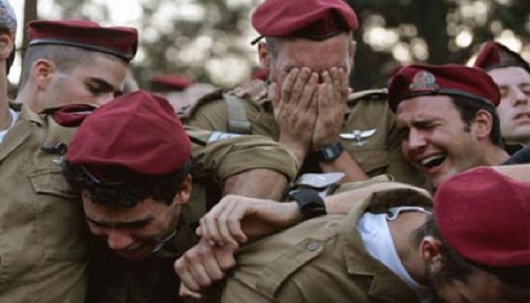 جنود إسرائيليون يبكون عقب مقتل احد زملائهم في مواجهات - أرشيفية