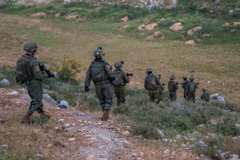 الجيش الإسرائيلي بالضفة الغربية-أرشيفية جنود إسرائيليون يبكون عقب مقتل أحد زملائهم في مواجهات - أرشيفية