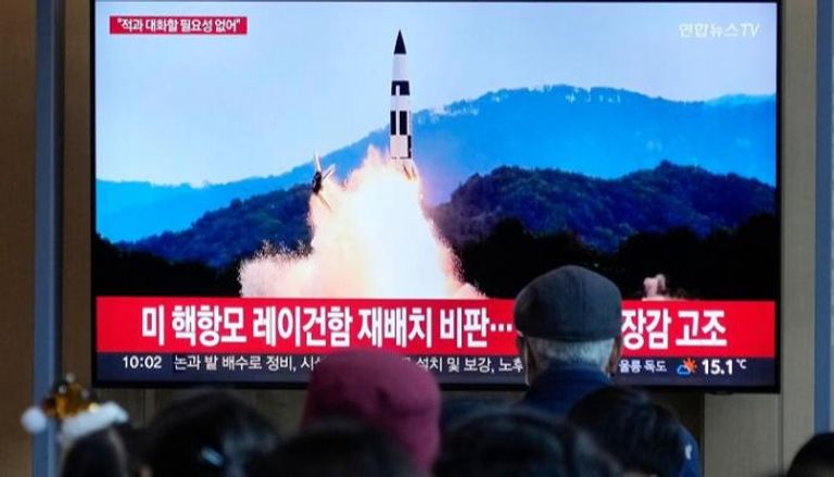 شاشة تعرض إطلاق كوريا الشمالية لصاروخ