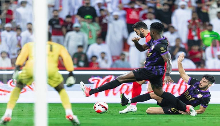 من مباراة شباب الأهلي والعين