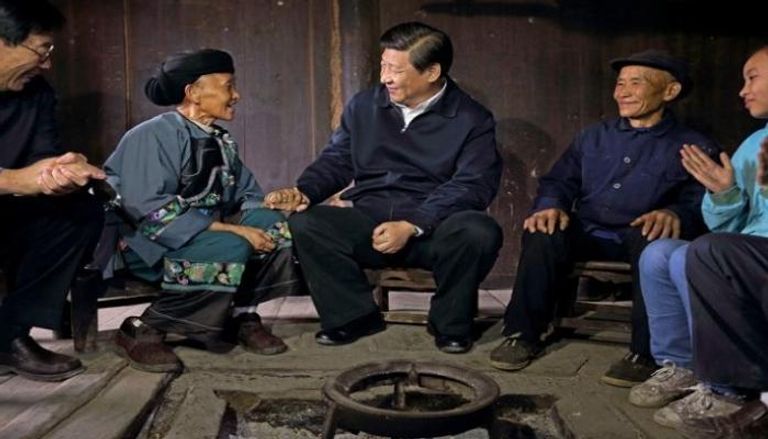 شي جين بينغ يتحدث مع أفراد أسرة شي با شان، وهي قروية من قرية شيبادونغ