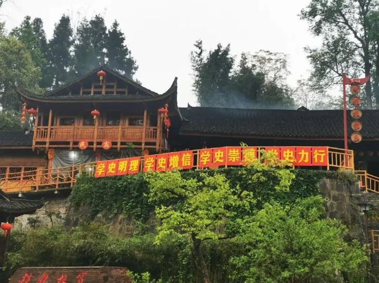 قرية شيبادونغ الصينية الواقعة في المناطق النائية لجبال وولينغ شي جين بينج يتحدث مع أفراد أسرة قروية من شيبادونغ