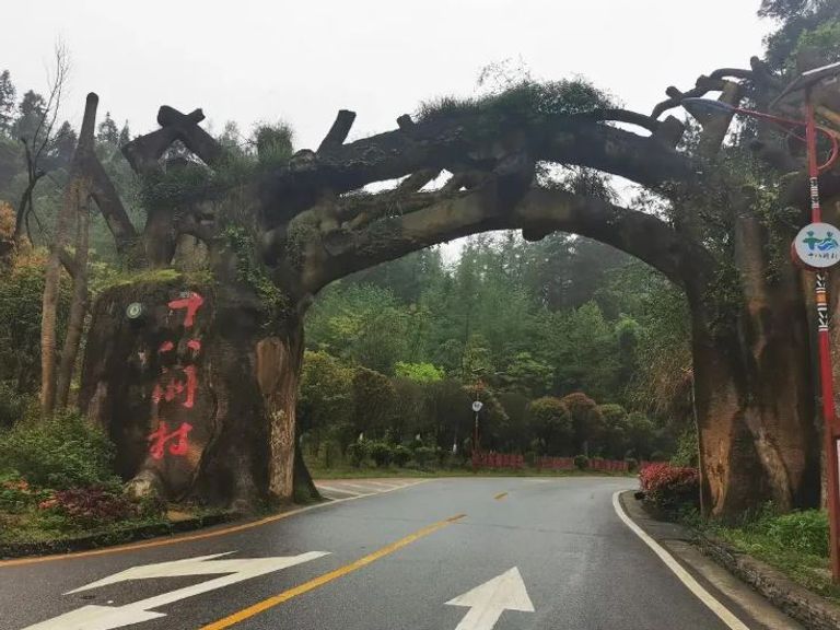 الطرق في قرية شيبادونغ شي جين بينج يتحدث مع أفراد أسرة قروية من شيبادونغ