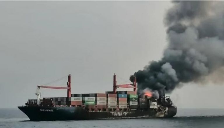 جانب من الحريق الذي اندلع في السفينة التي كانت تحمل علم بنما