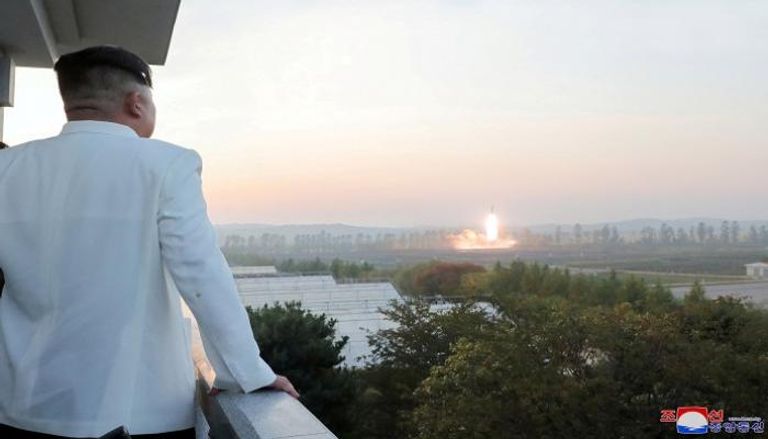 زعيم كوريا الشمالية كيم جونج أون يشرف على إطلاق صاروخ في كوريا الشمالية