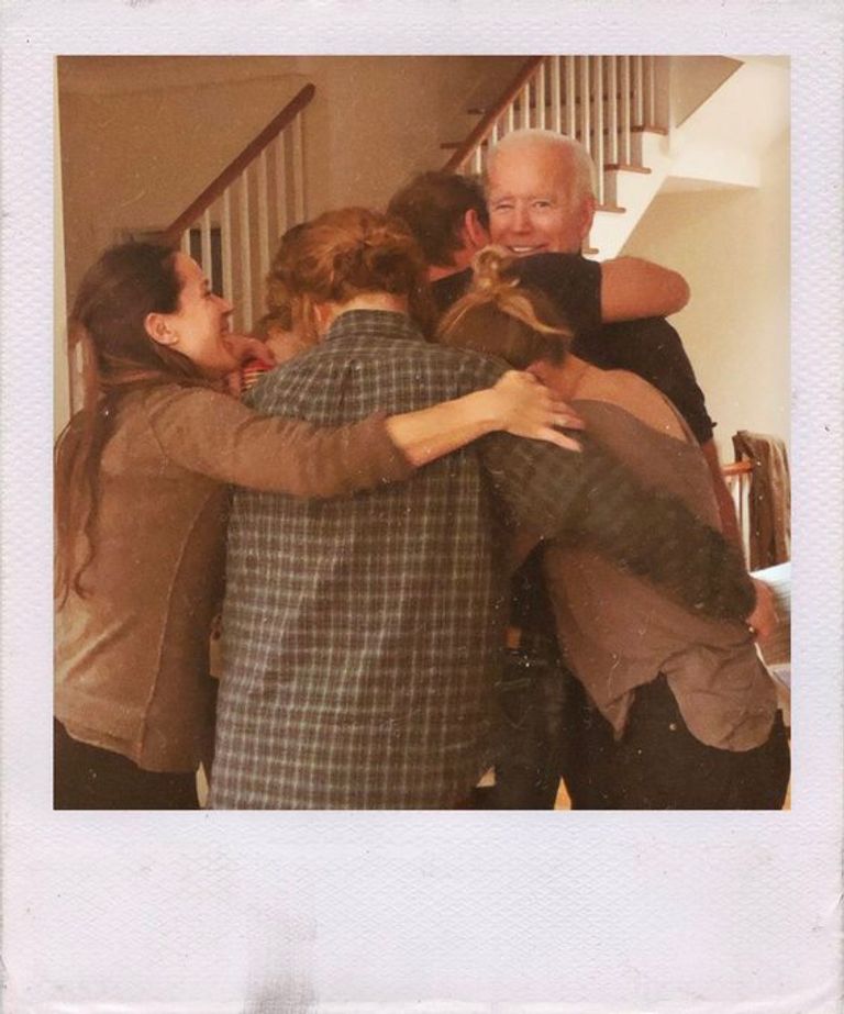 الرئيس الأمريكي جو بايدن مع حفيدته