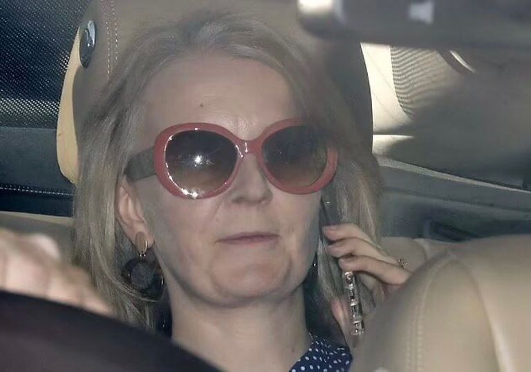 تراس تتصفح رسائل هاتفها الخاص