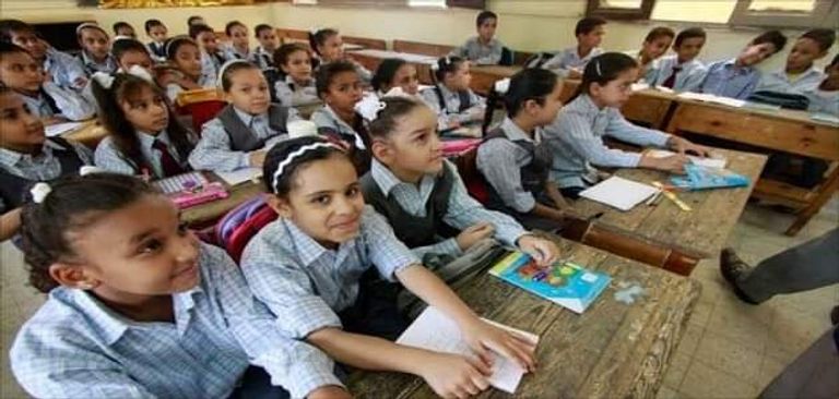 التعليم في مصر طالب يشعل سيجارة داخل الفصل