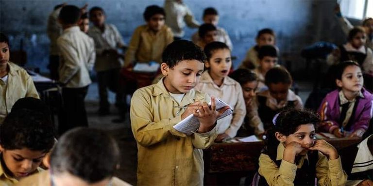 التعليم في مصر طالب يشعل سيجارة داخل الفصل