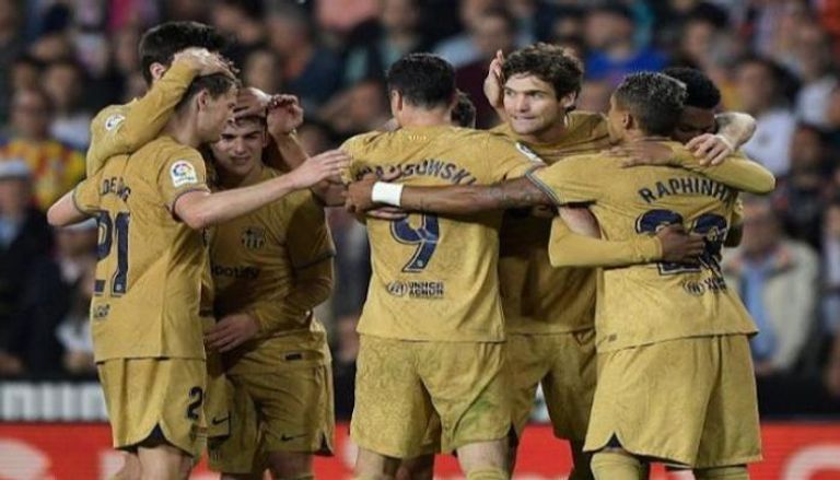 فريق برشلونة تشافي هيرنانديز وبيب جوارديولا