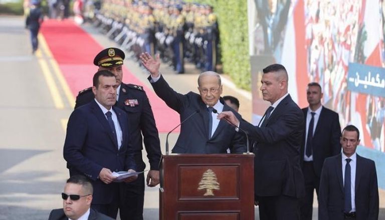 الرئيس اللبناني ميشال عون أثناء مراسيم الوداع- رويترز