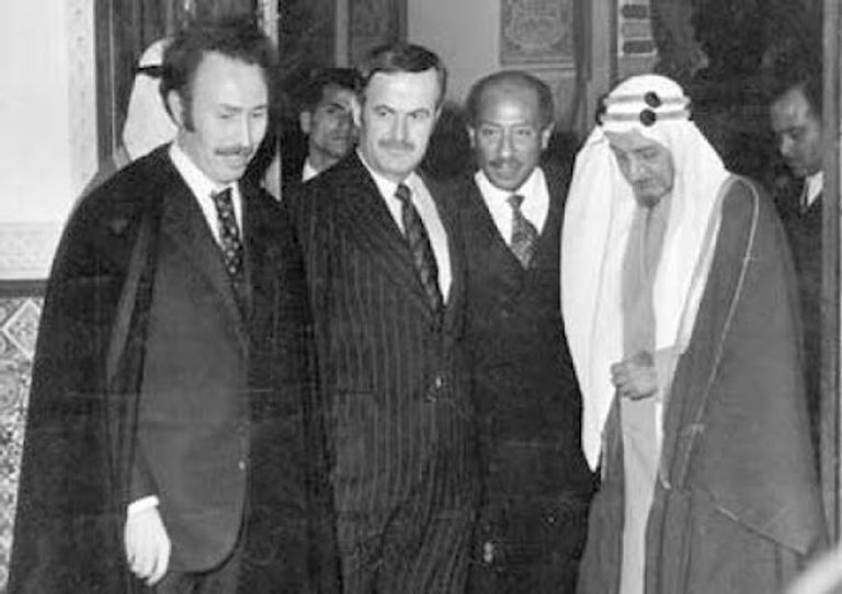 جانب من القادة العرب خلال قمة الجزائر 1973 شعار الجامعة العربية وأعلام الدول الأعضاء - أرشيفية