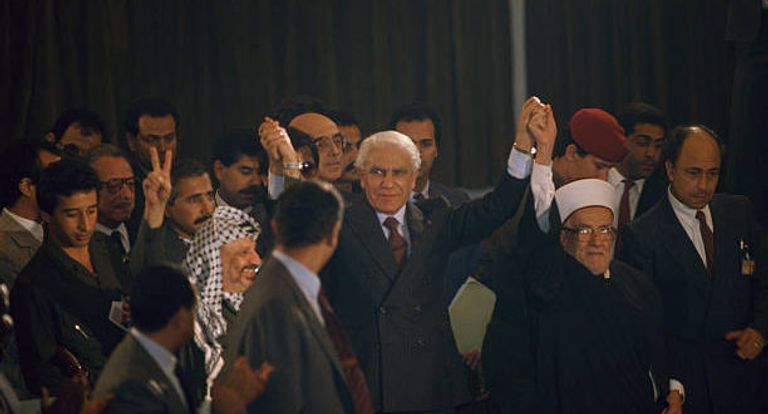 جانب من قمة الجزائر 1988 شعار الجامعة العربية وأعلام الدول الأعضاء - أرشيفية