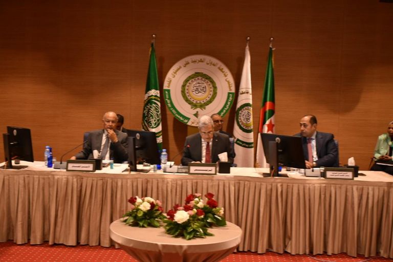 جانب من الاجتماعات التحضيرية لقمة الجزائر 2022 شعار الجامعة العربية وأعلام الدول الأعضاء - أرشيفية