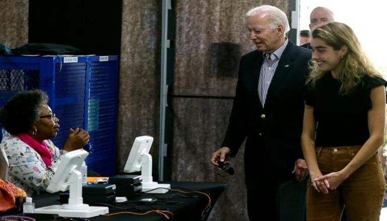 الرئيس الأمريكي جو بايدن وحفيدته يصوتان في انتخابات الكونغرس