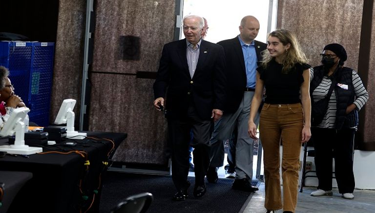 الرئيس الأمريكي جو بايدن وحفيدته يصوتان في انتخابات الكونغرس