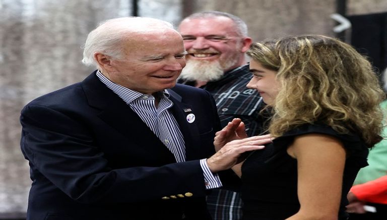 الرئيس الأمريكي جو بايدن وحفيدته يصوتان في انتخابات الكونغرس