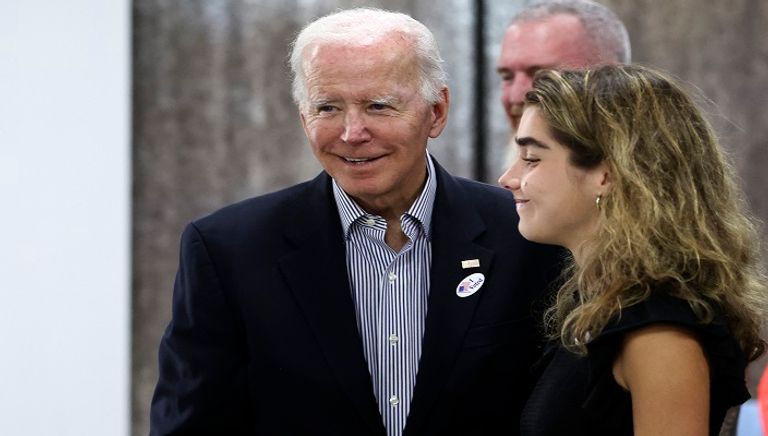 الرئيس الأمريكي جو بايدن وحفيدته يصوتان في انتخابات الكونغرس