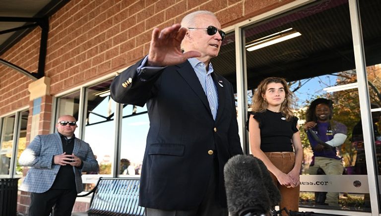 الرئيس الأمريكي جو بايدن وحفيدته يصوتان في انتخابات الكونغرس