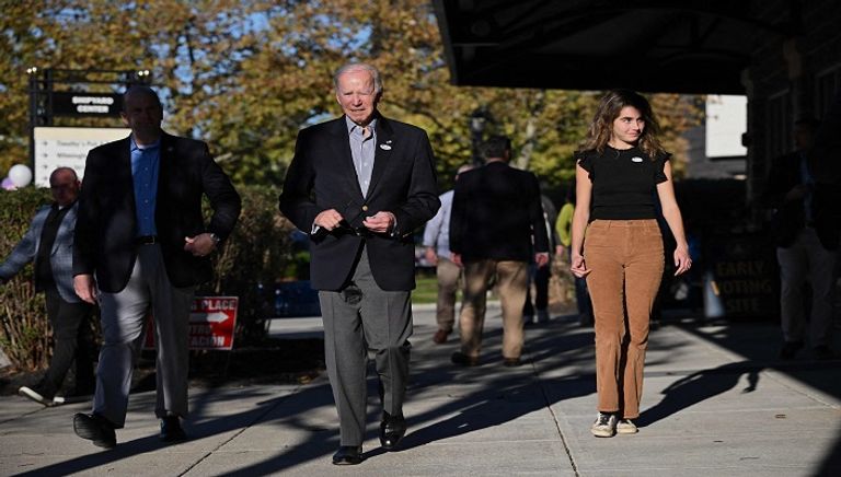 الرئيس الأمريكي جو بايدن وحفيدته يصوتان في انتخابات الكونغرس