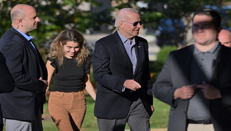 الرئيس الأمريكي جو بايدن وحفيدته يصوتان في انتخابات الكونغرس