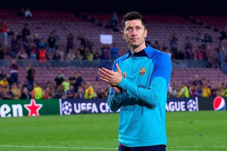 ليفاندوفسكي مهاجم برشلونة