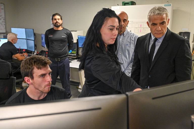 لابيد يزور حقل كاريش بعد بدء انتاج الغاز