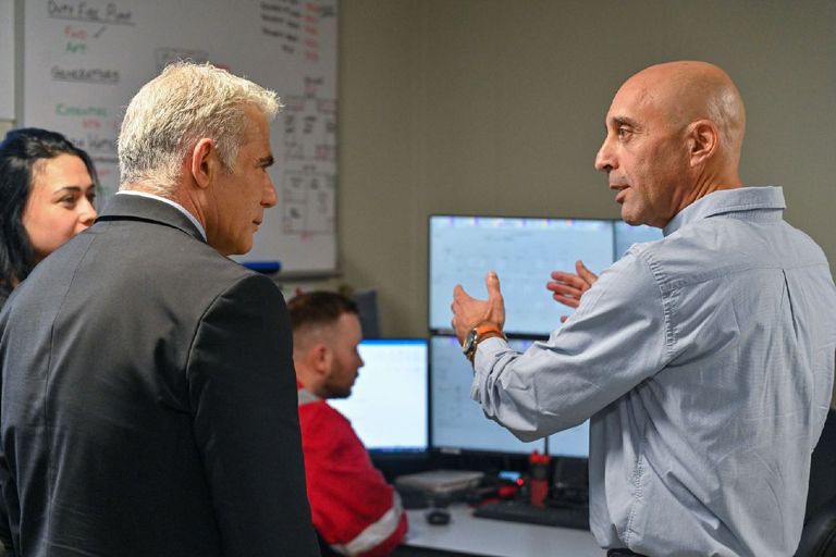 لابيد يزور حقل كاريش بعد بدء انتاج الغاز