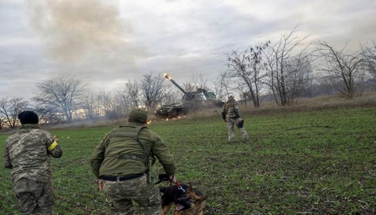 أفراد وحدة المدفعية الأوكرانية يطلقون النار باتجاه خيرسون 