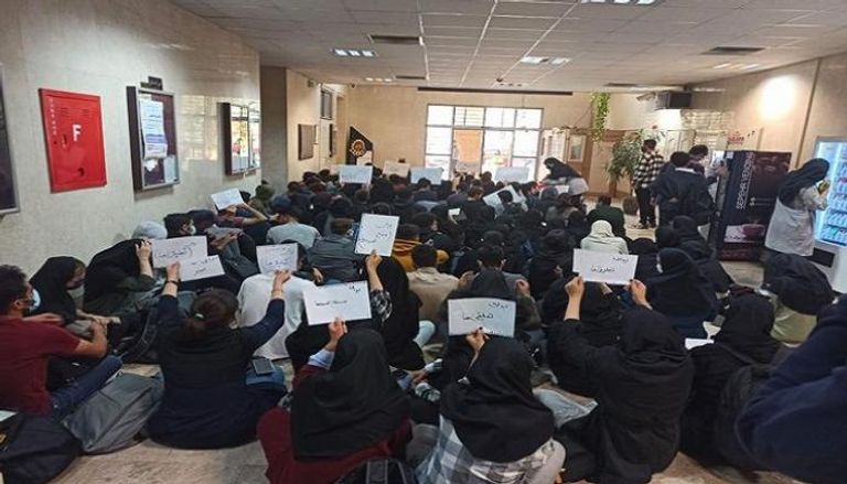 جانب من اعتصام طلبة في إحدى الجامعات الإيرانية