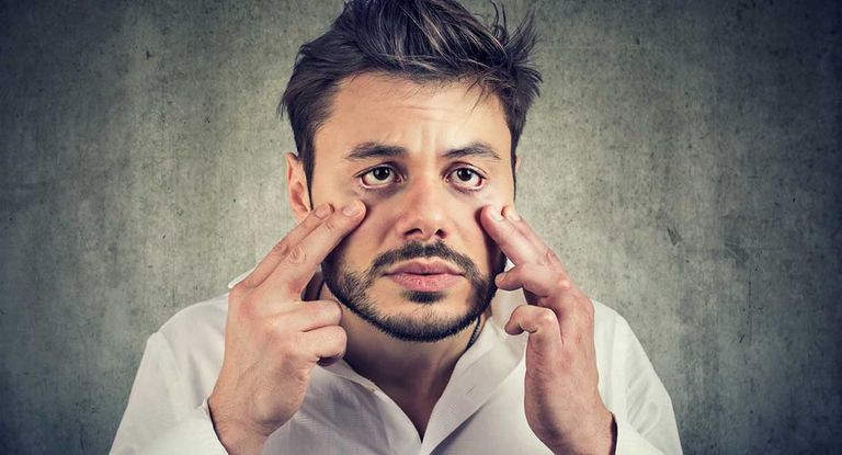 طبيبة تجري كشفا على مريض - أرشيفية