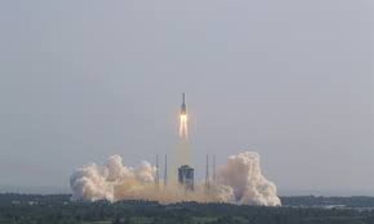 لحظة إطلاق الصين آخر مكونات محطتها الفضائية