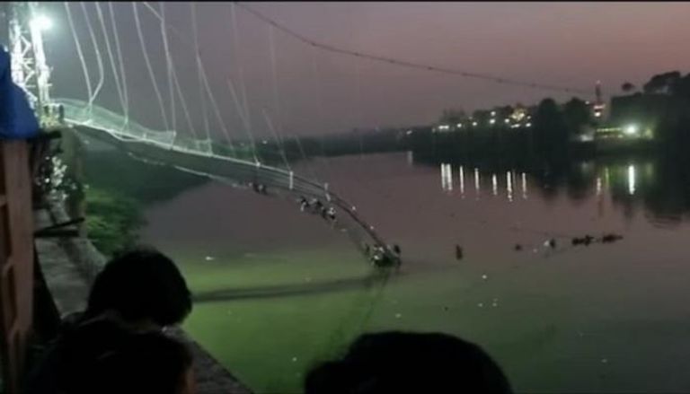 انهيار جسر جوجارات في الهند