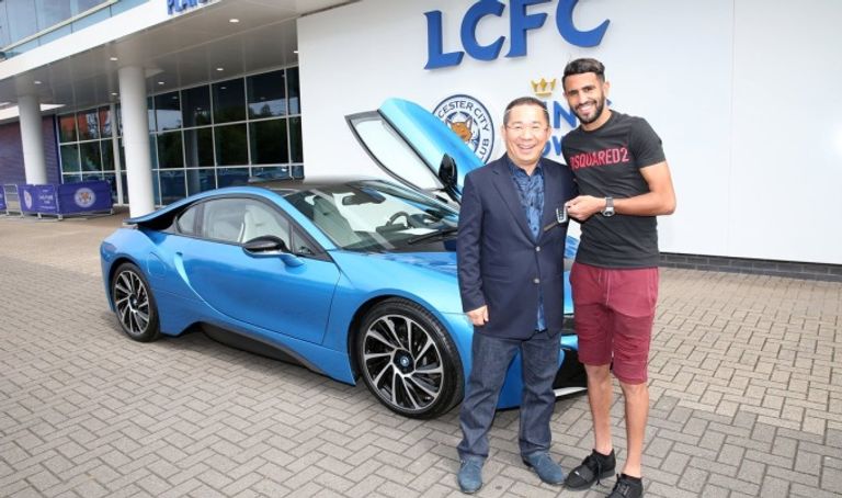 رياض محرز مع سيارته البي إم دبليو