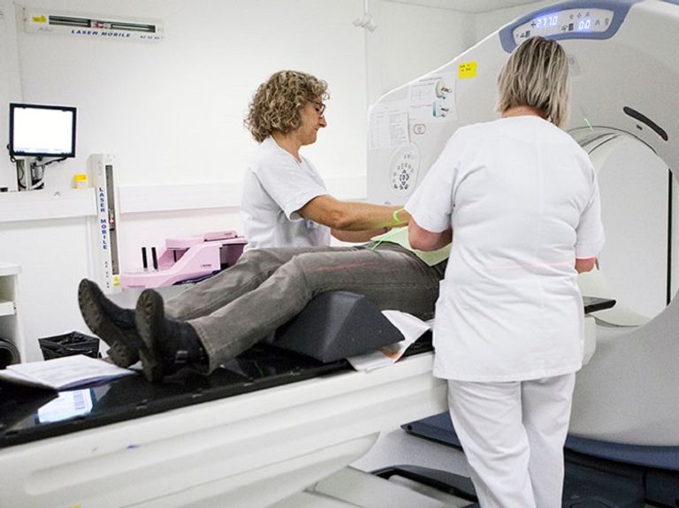 من داخل إحدى التجارب على علاج سرطان الثدي - أرشيفية