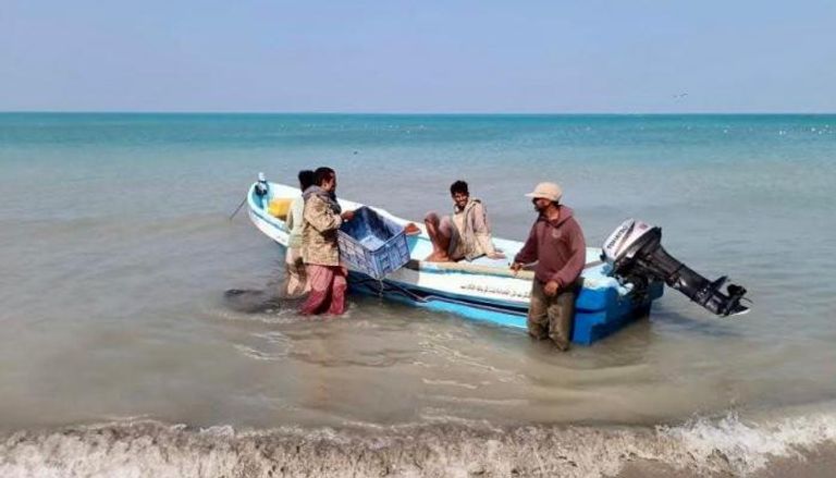 صيادون يمنيون قبل رحلتهم للبحر الأحمر