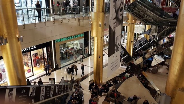 مول جولدن هول أحد أشهر أماكن التسوق في أثينا أشهر 8 أماكن التسوق في أثينا.. أسواق وشوارع و