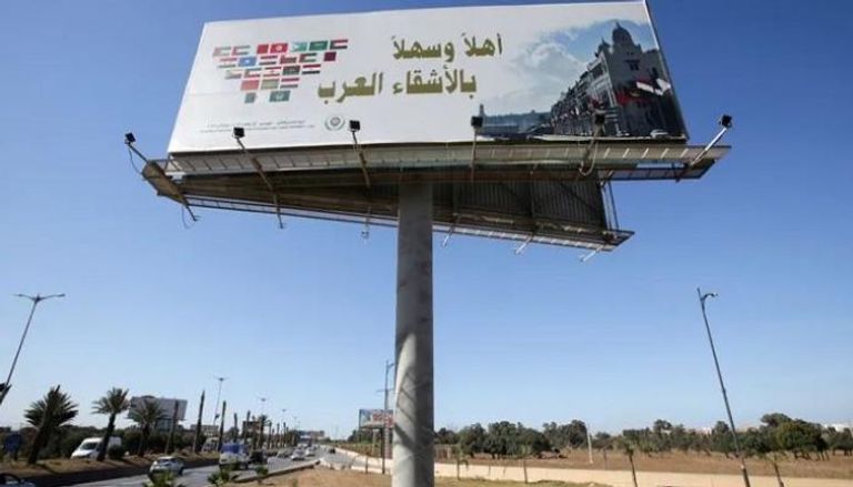 لافتة جزائرية ترحب بالقادة والزعماء المشاركين في القمة العربية