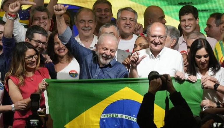 لولا دا سيلفا يحتفل بفوزه في الانتخابات