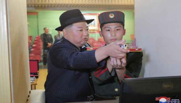 زعيم كوريا الشمالية يشهد تدريبات لبعض الجنود