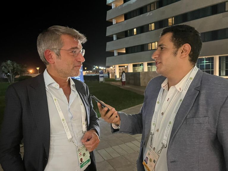 الوزير وليد فياض رفقة موفد "العين الإخبارية" لتغطية القمة العربية بالجزائر وزير الطاقة والمياه اللبناني وليد فياض