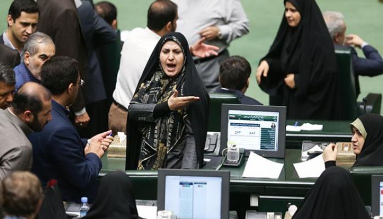 نواب إيرانيون أثناء جلسة صاخبة للبرلمان