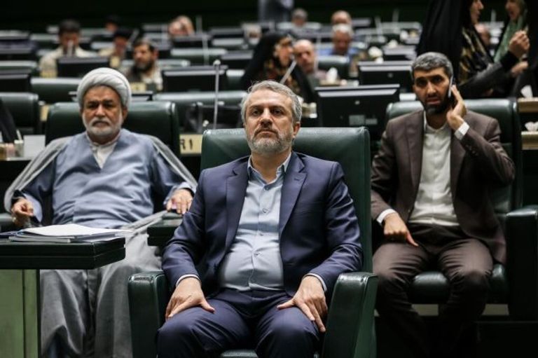 نواب إيرانيون في أثناء جلسة صاخبة للبرلمان