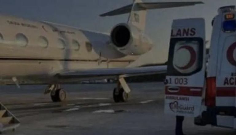 لحظة نقل الطفلة السعودية على متن طائرة إخلاء طبي (سفارة الرياض ببغداد)