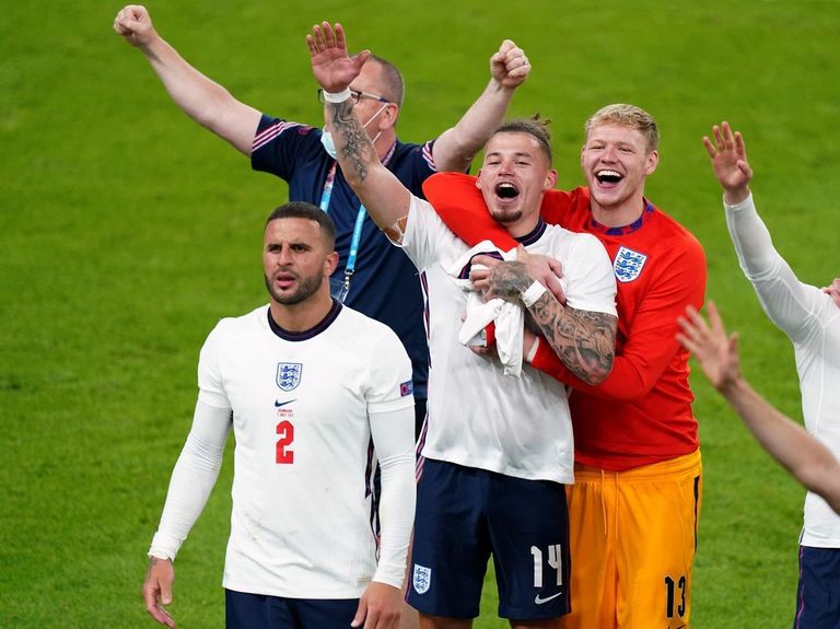 ثنائي منتخب إنجلترا ووكر وفيليبس بيب جوارديولا مدرب مانشستر سيتي