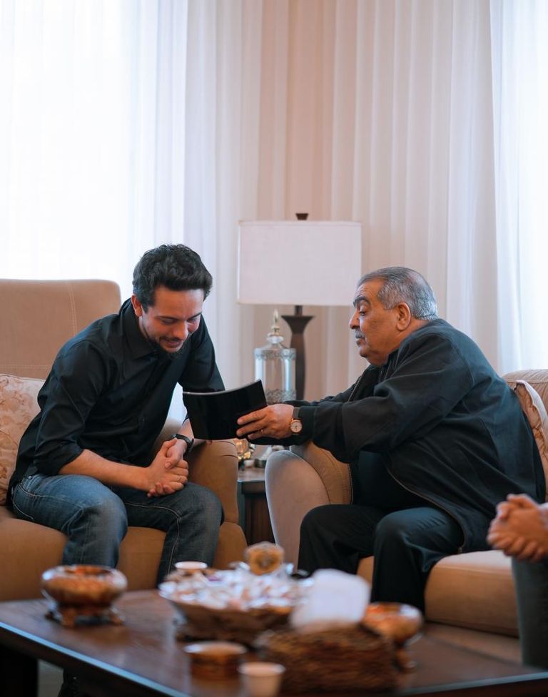 الفنان موسى حجازين يهدي ولي العهد الأردني نسخة من القرآن
