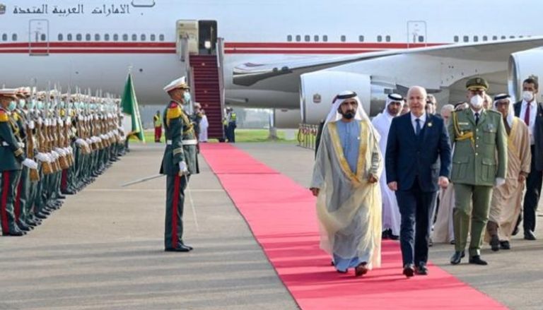 الشيخ محمد بن راشد يصل الجزائر للمشاركة في القمة العربية