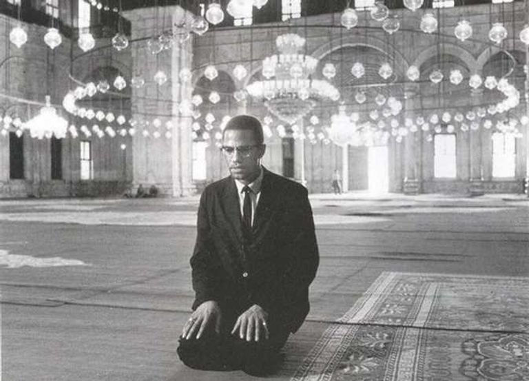 مالكوم إكس داخل المسجد لحظة اغتيال مالكوم إكس