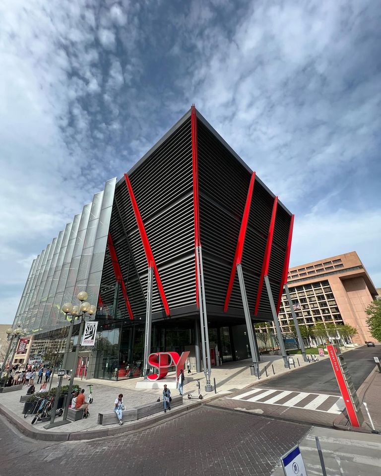 متحف الجواسيس تمثال MLK