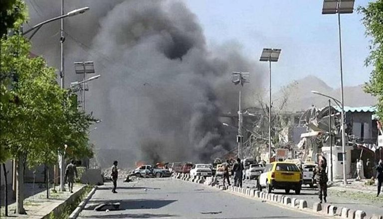 الدخان يتصاعد جراء انفجار سابق في كابول